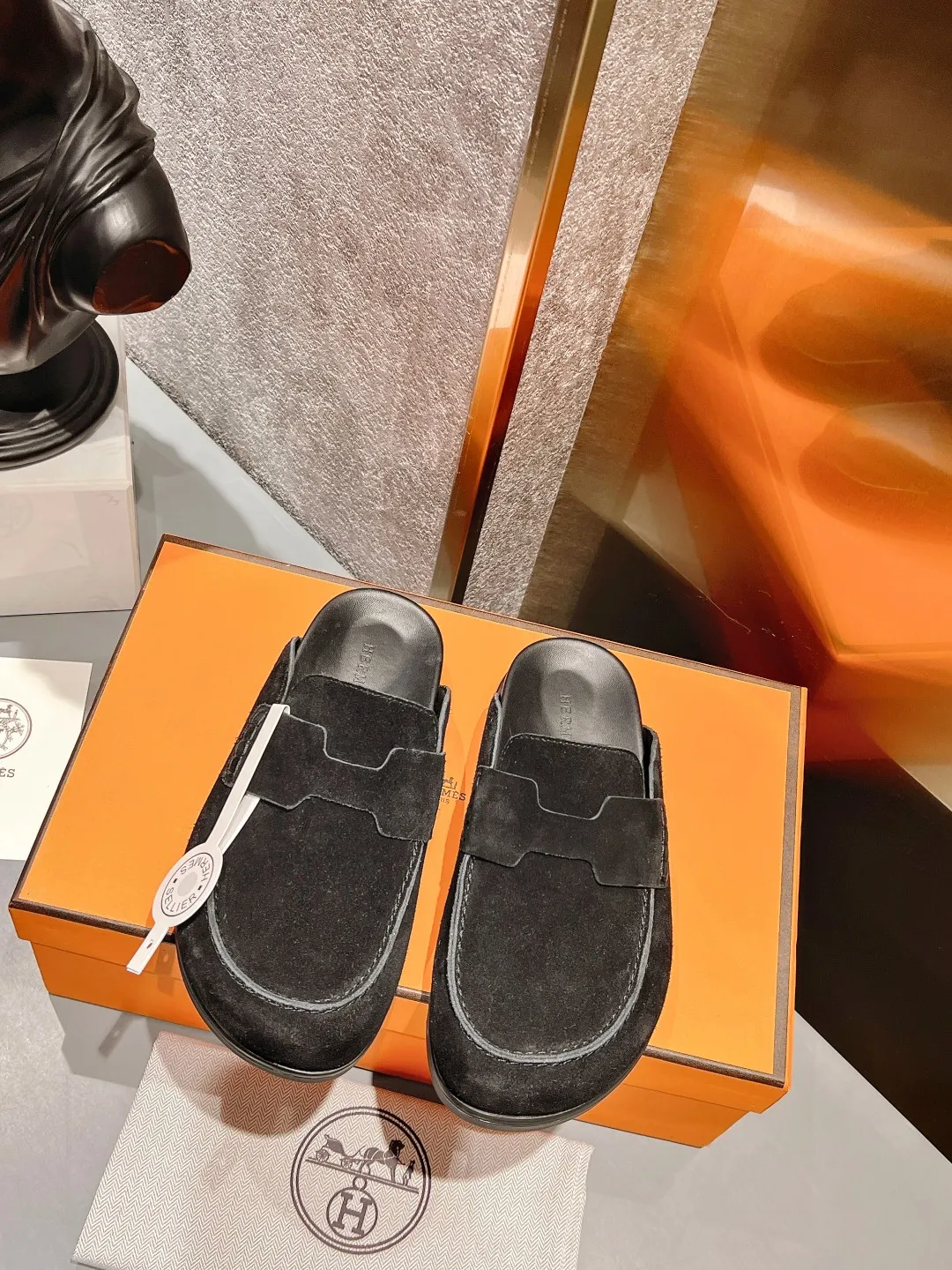 [H Family Hermès] P: 520💰 Size: Male 39-44 (45 customized) Female 35-40 (41 customized) HERMES Hermès' latest couple's cute Birkenstock slippers. Summer really needs versatile slippers. They look good no matter how you match them. They have a casual and high-end feel. The comfort is also great. They are paired with a variety of colorful socks. They are trendy. Hermès 2023 new half slippers are high quality. ●Upper: imported cow suede ●Inner lining: imported sheepskin ●Foot pads: imported mixed sheepskin ●Outsole: Tpu non-slip and wear-resistant outsole